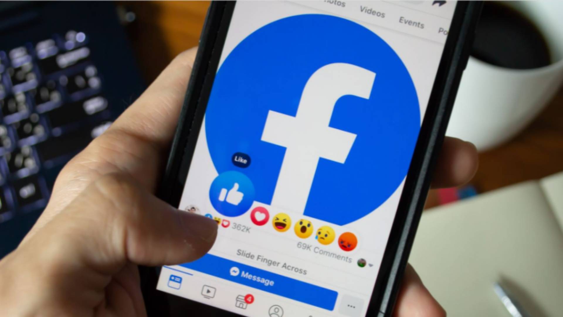 شخص يتصفح منصة فيسبوك