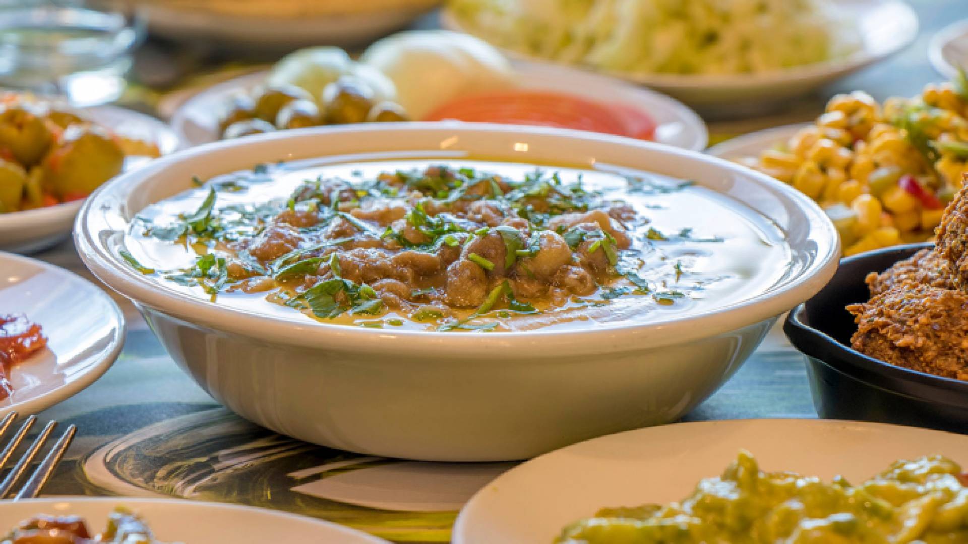 مائدة طعام تحتوي على حمص وفول