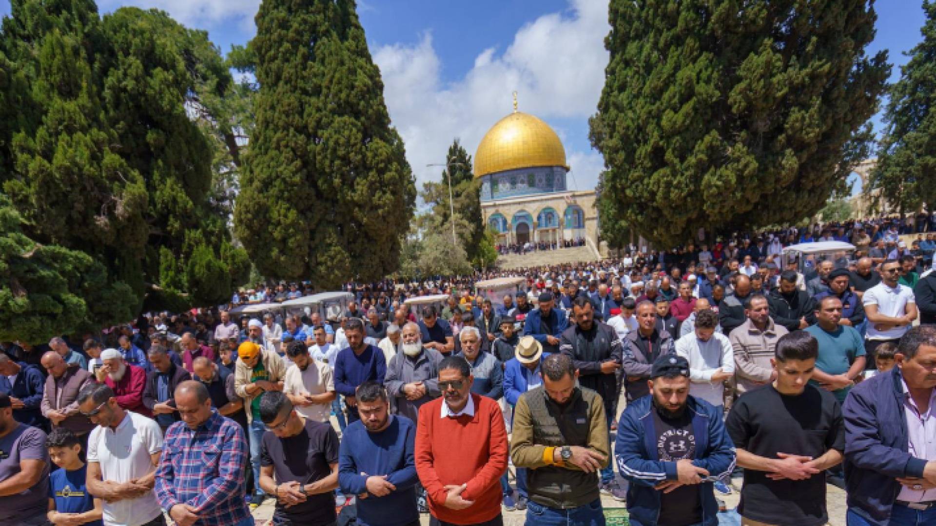 مصلون يؤدون صلاة الجمعة في المسجد الأقصى