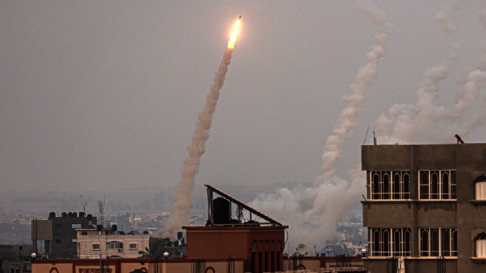 لحظة إطلاق صاروخا م قطاع غزة