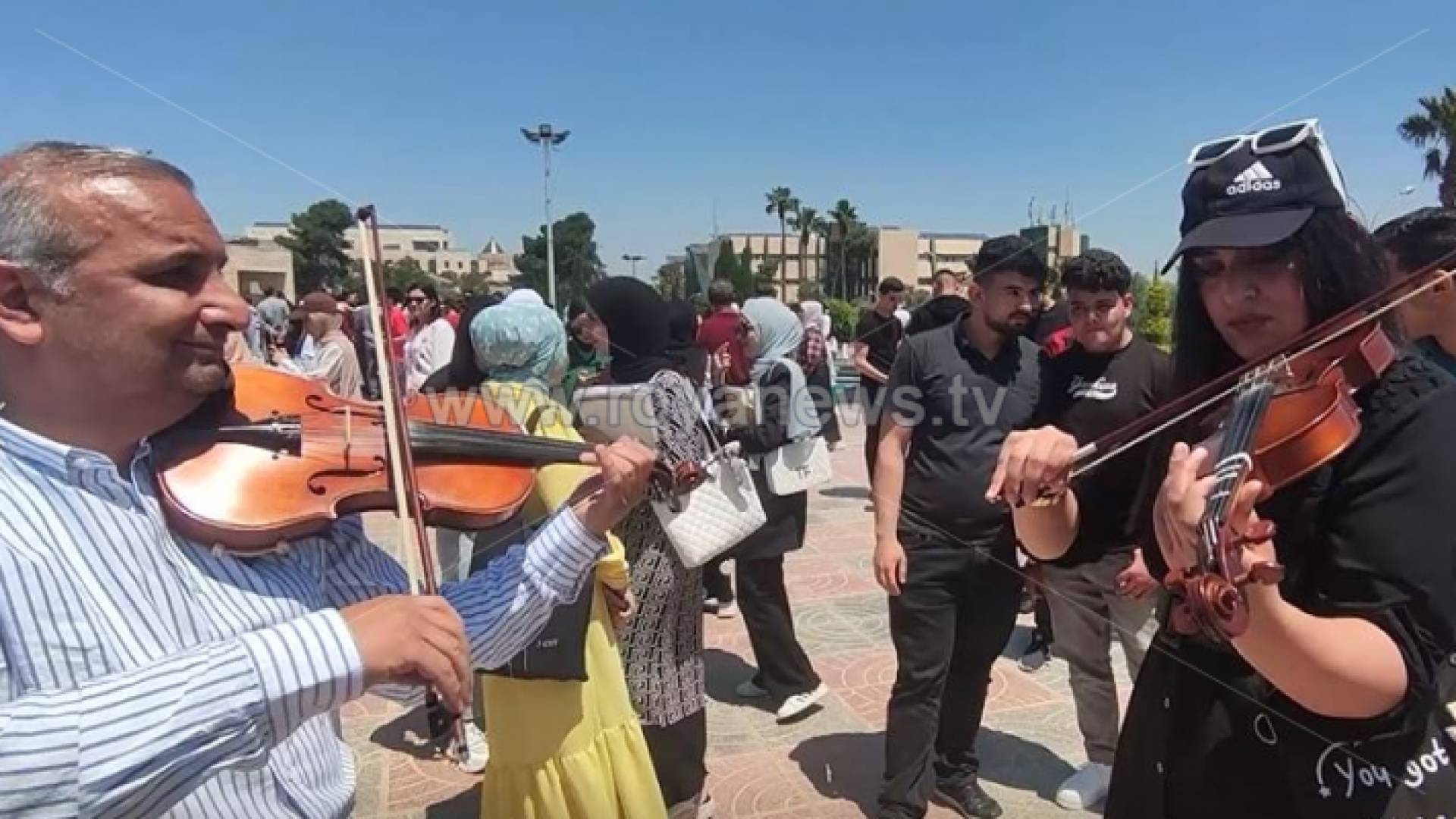 فنانون وطلاب يشاركون في المبادرة