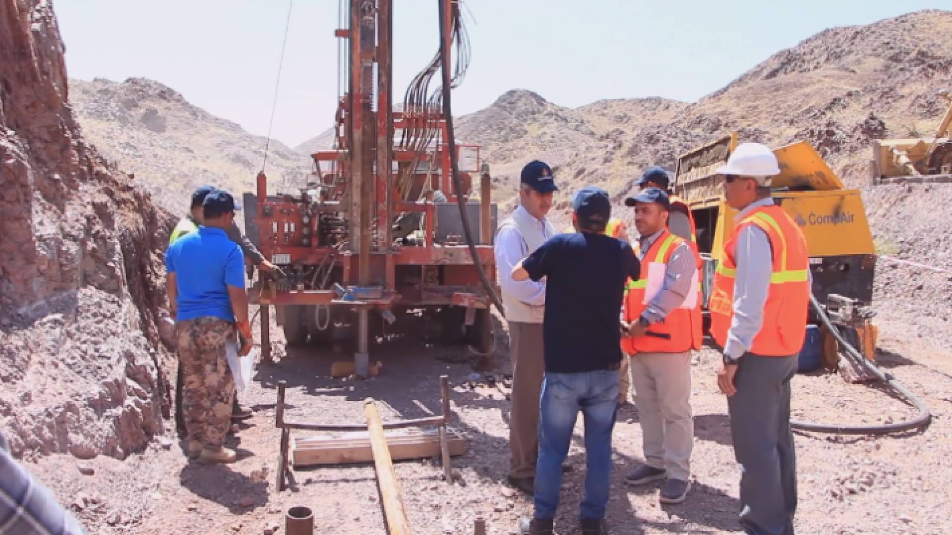 من زيارة وزير الطاقة التفقدية لمشروع التنقيب عن العناصر الأساسية في منطقة (سمرة الطيبة)