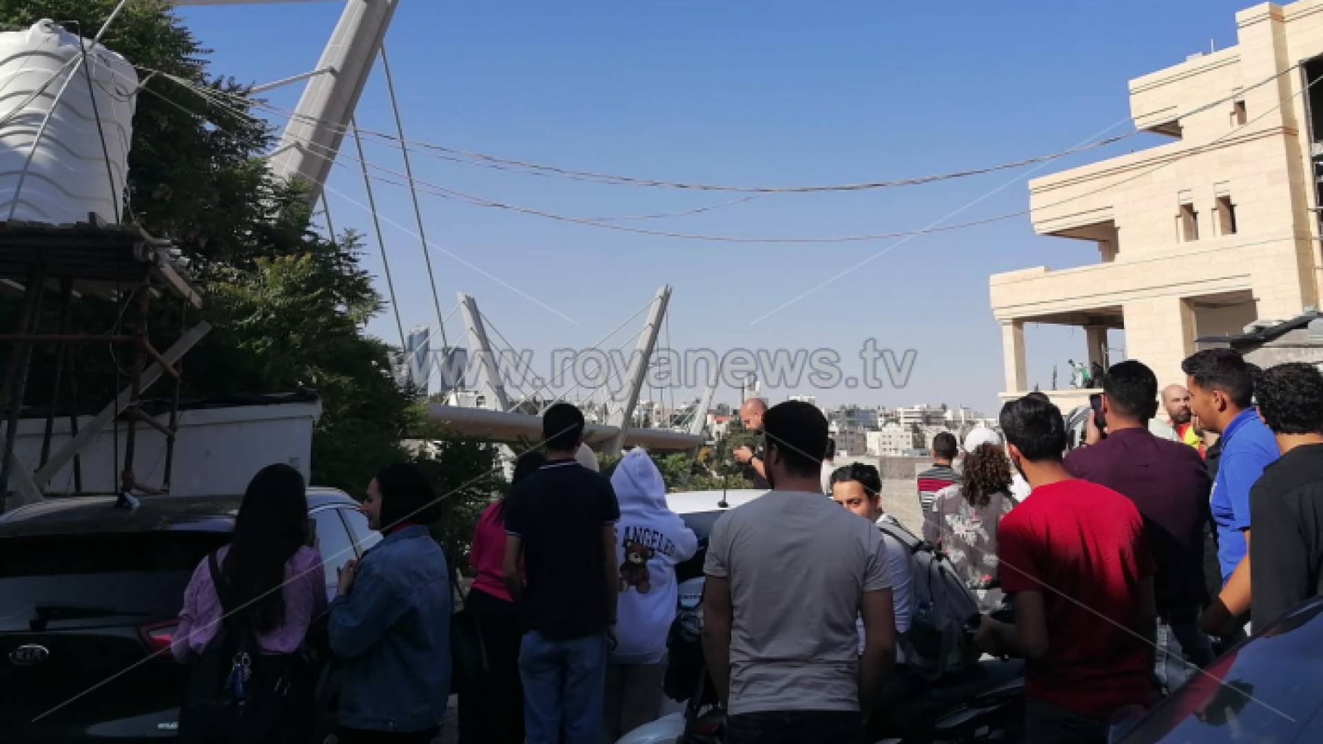 تجمهر مواطنون أمام جسر عبدون