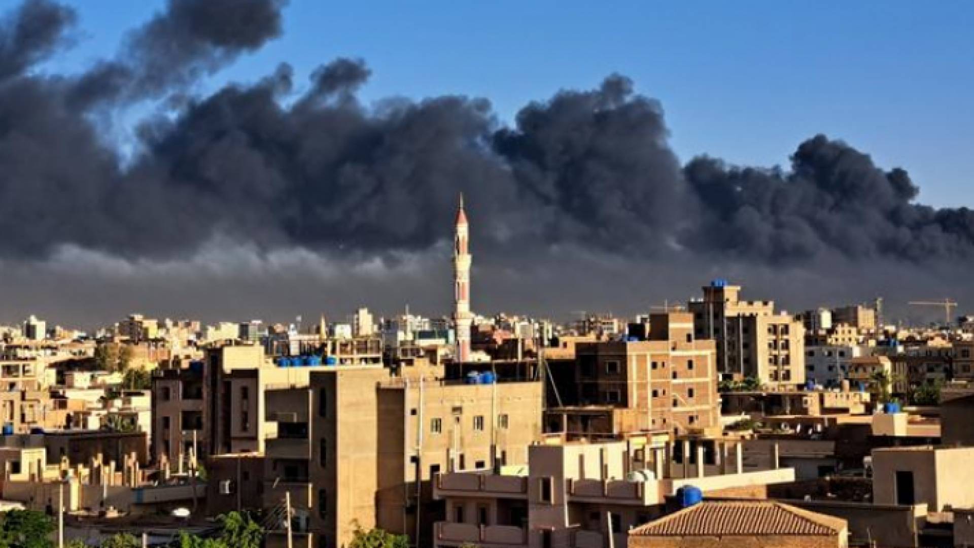 أعمدة الدخان تتصاعد جراء الاشتباكات المستمرة في السودان