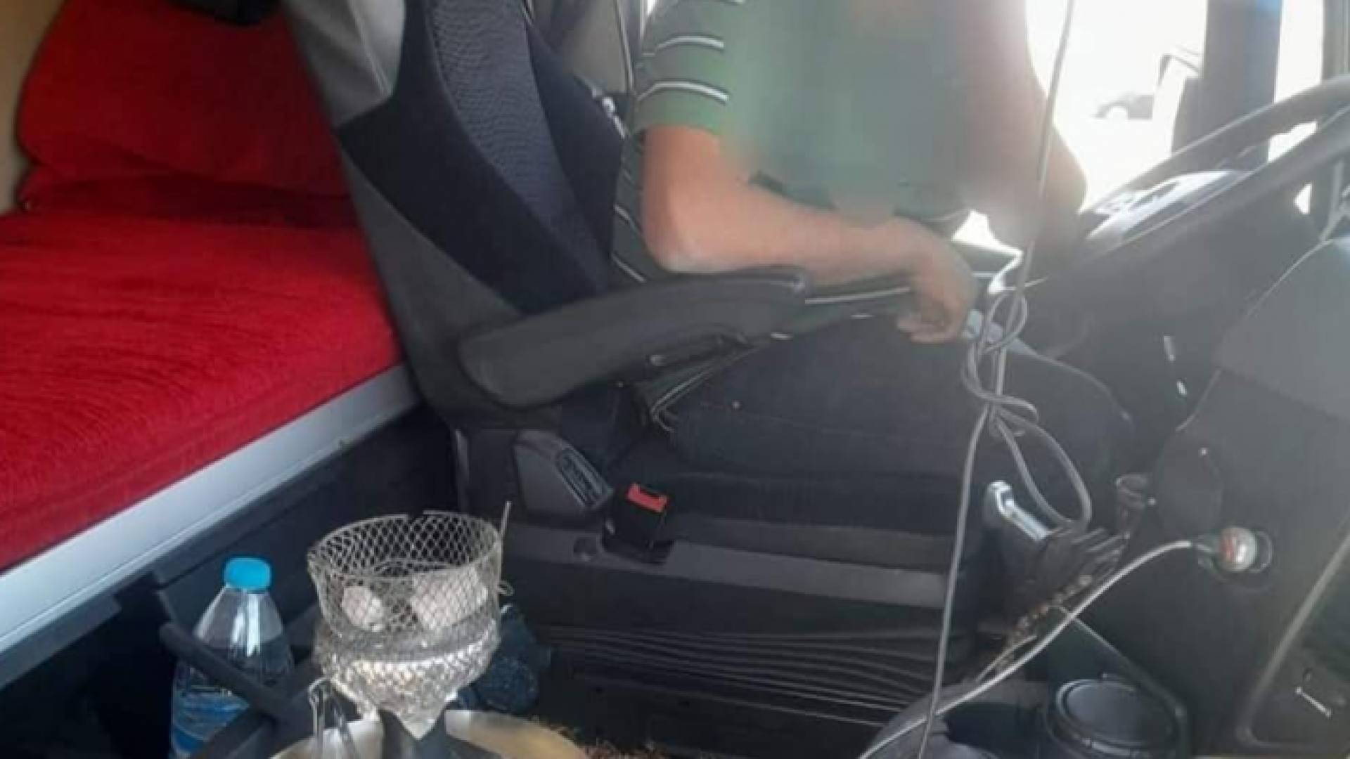 سائق مركبة شحن يدخن الأرجيلة أثناء المسير