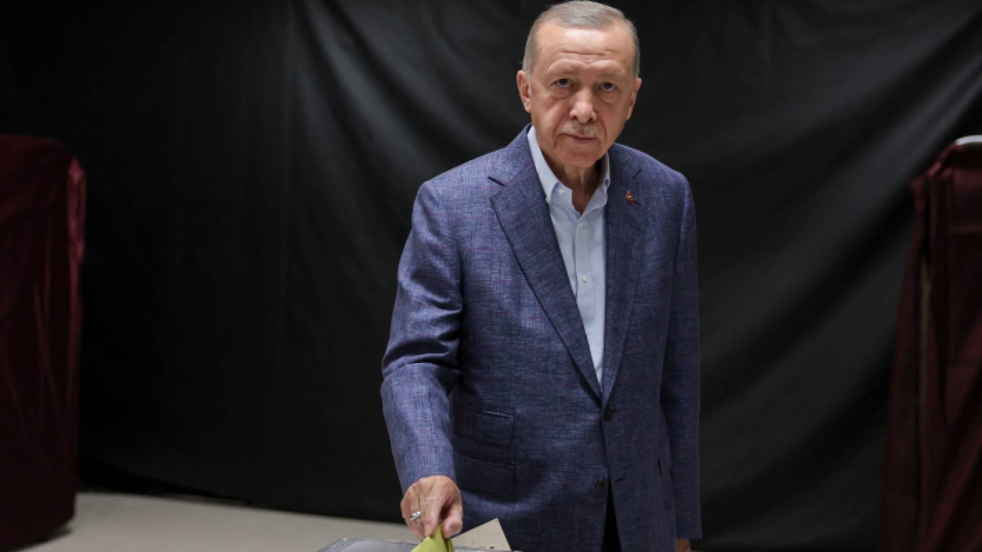 أردوغان يدلي بصوته بانتخابات تركيا