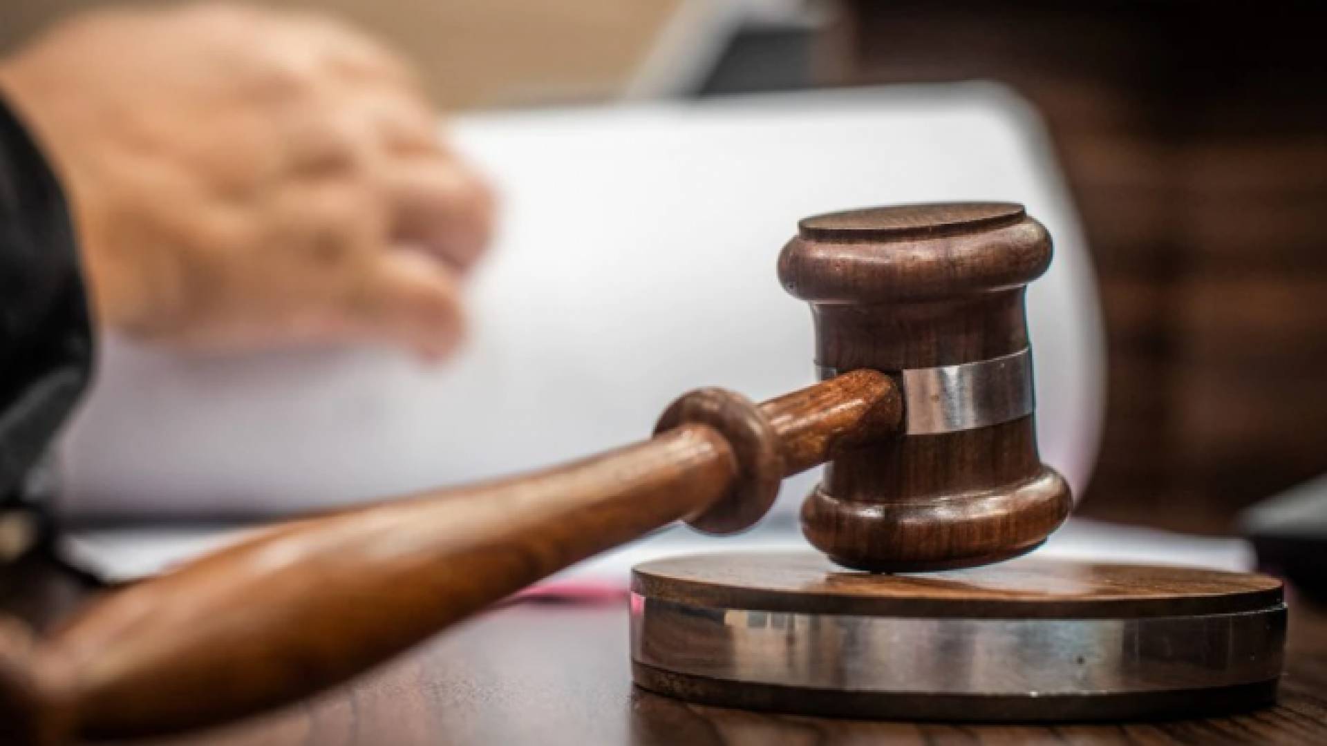 مطرقة قاض وسندان