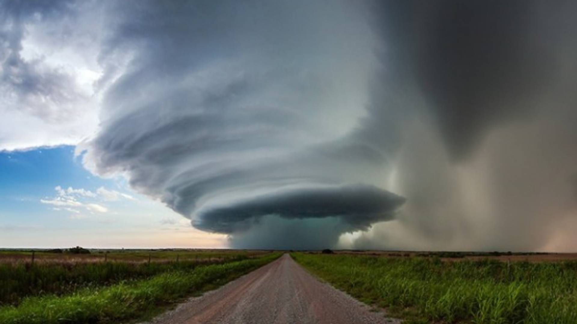 صورة إعصار ضخم