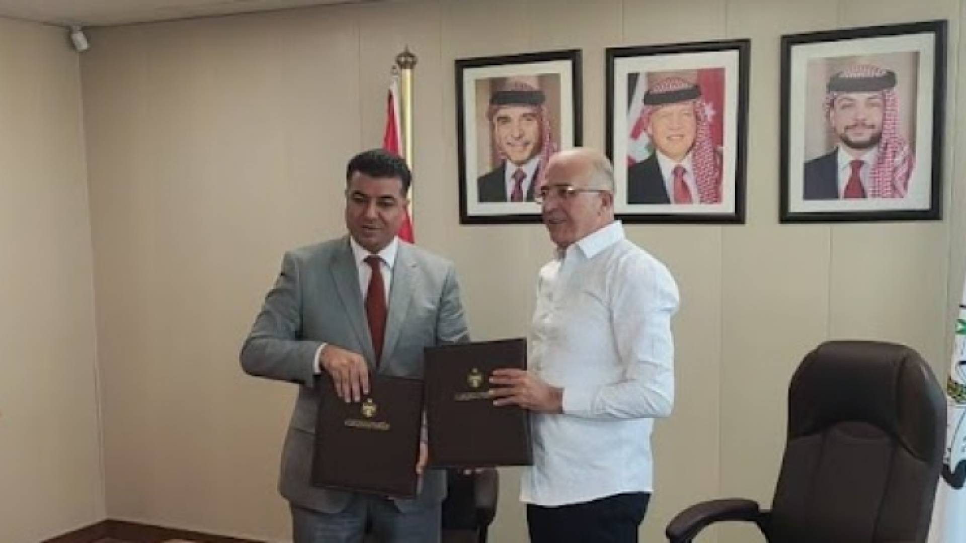 صورة أثناء توقيع الاتفاقيات