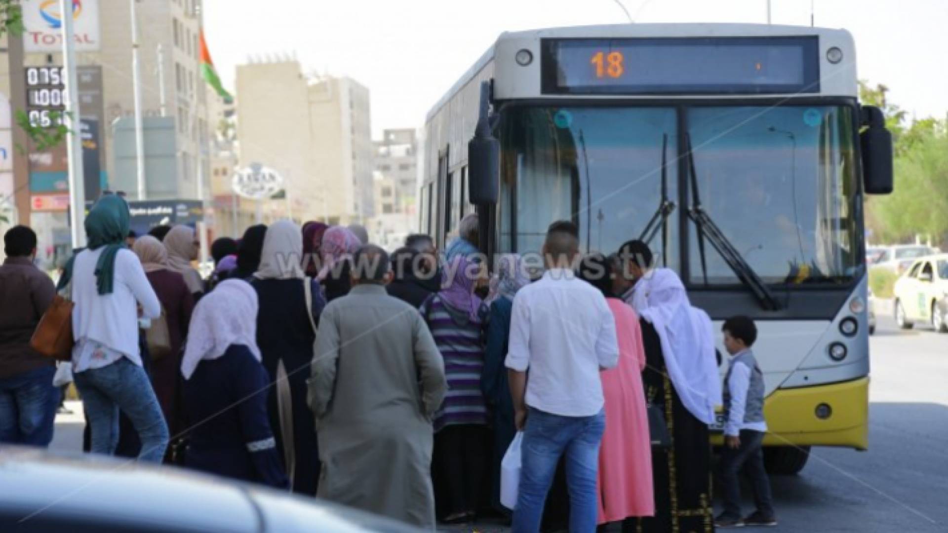 صورة تجمهر عدد من الركاب لاستقلال حافلة نقل عام