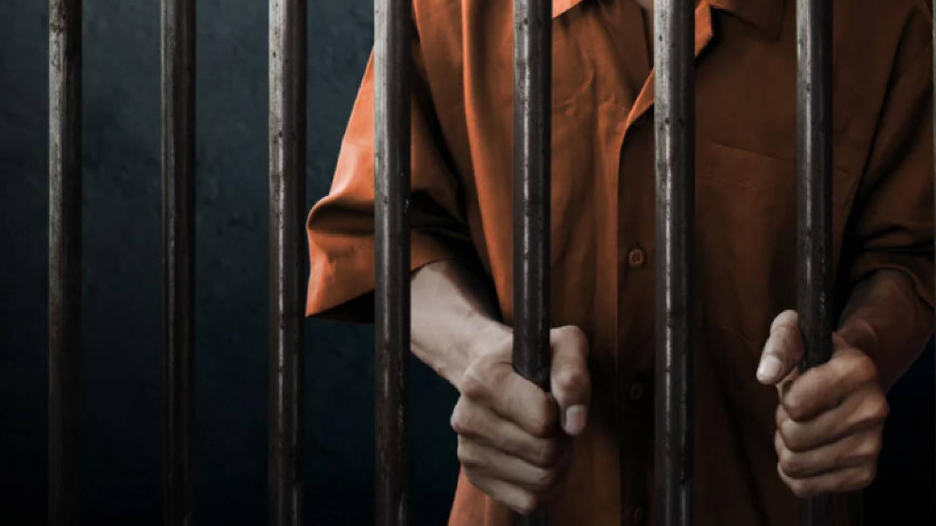 صورة لشخص خلف القبضان