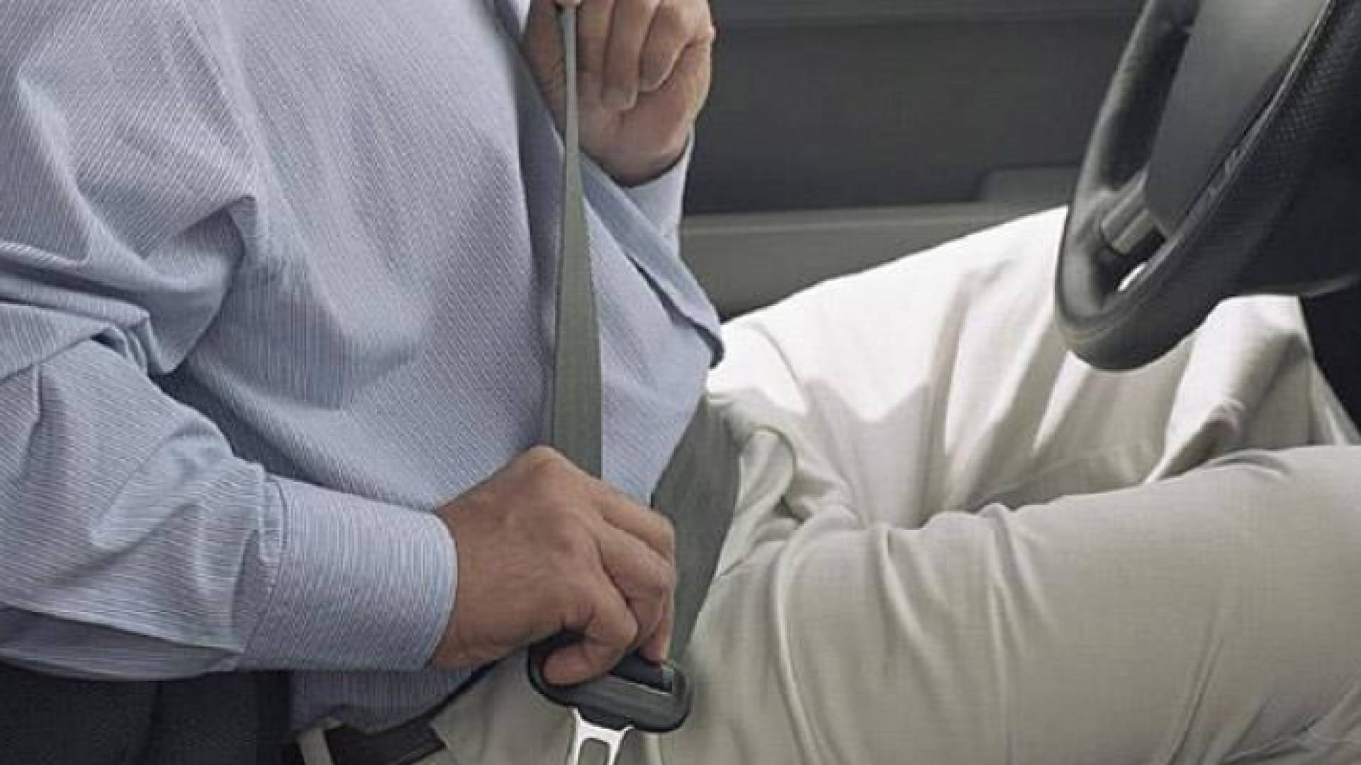 صورة تعبيرية لشخص يرتدي حزام الأمان