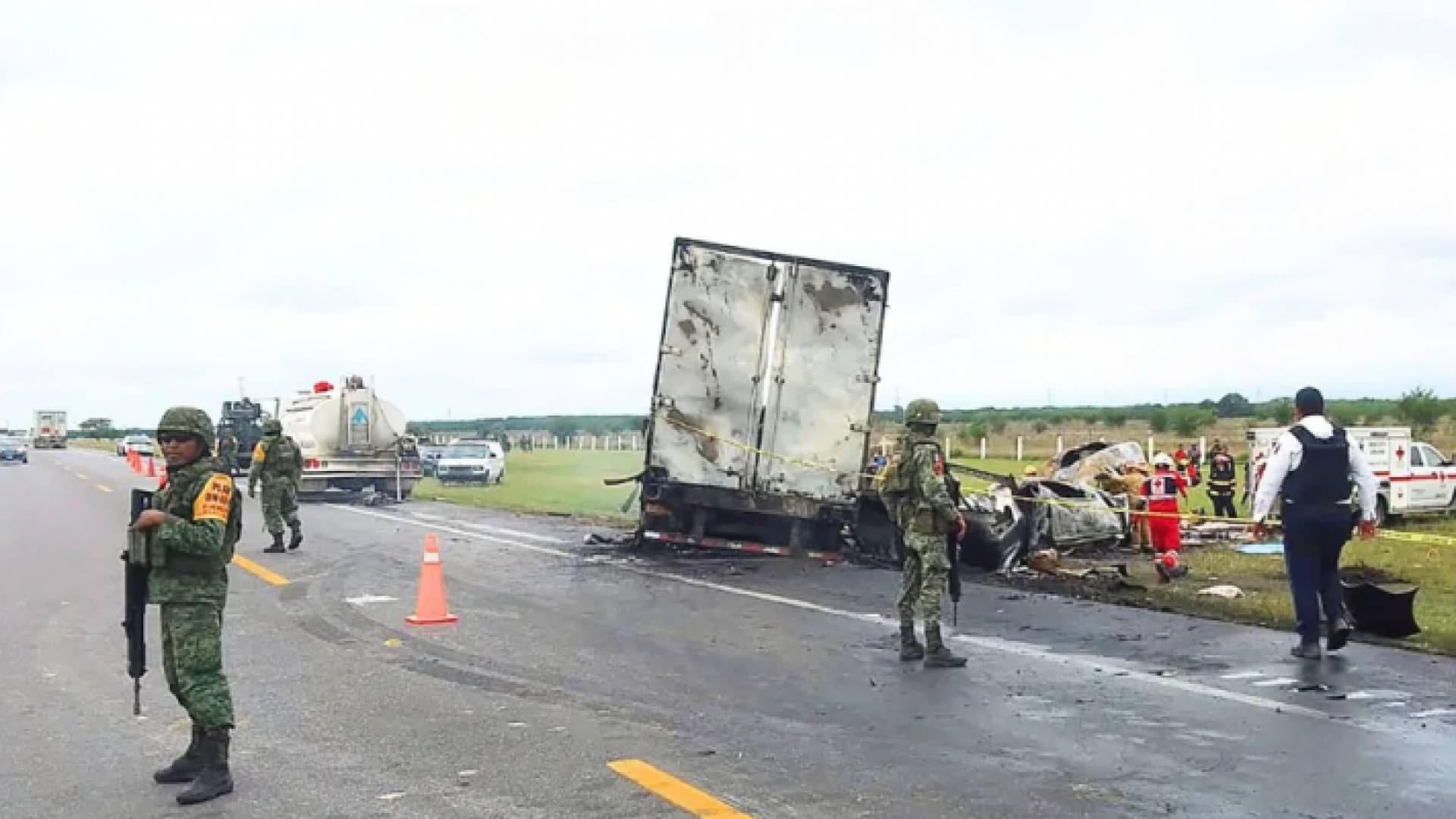 مساعدة الشرطة المكسيكية لضحايا حادث السير