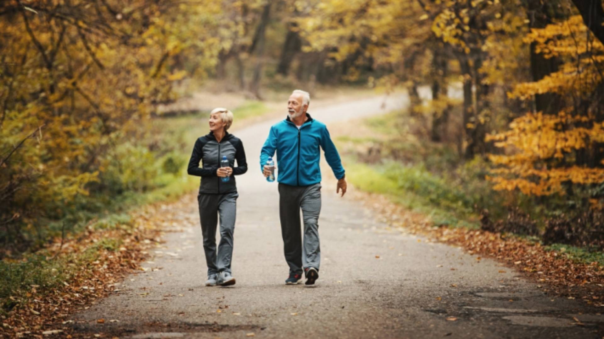 صورة لشخصين يقومان برياضة المشي