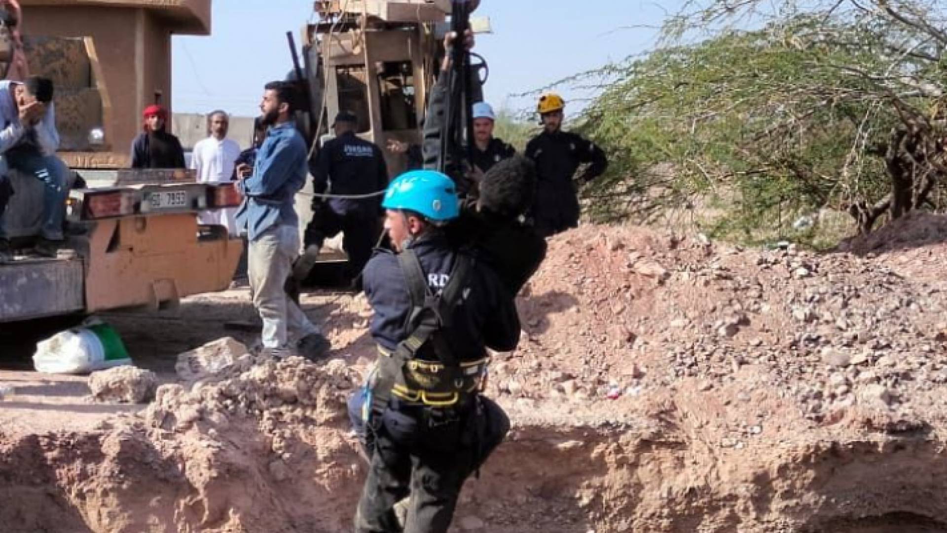 أثناء انتشال الجثة بحادثة انهيار الأتربة في العقبة