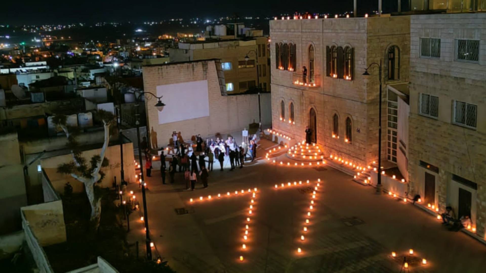 سياحة مادبا تضيء مبنى السرايا بالشموع