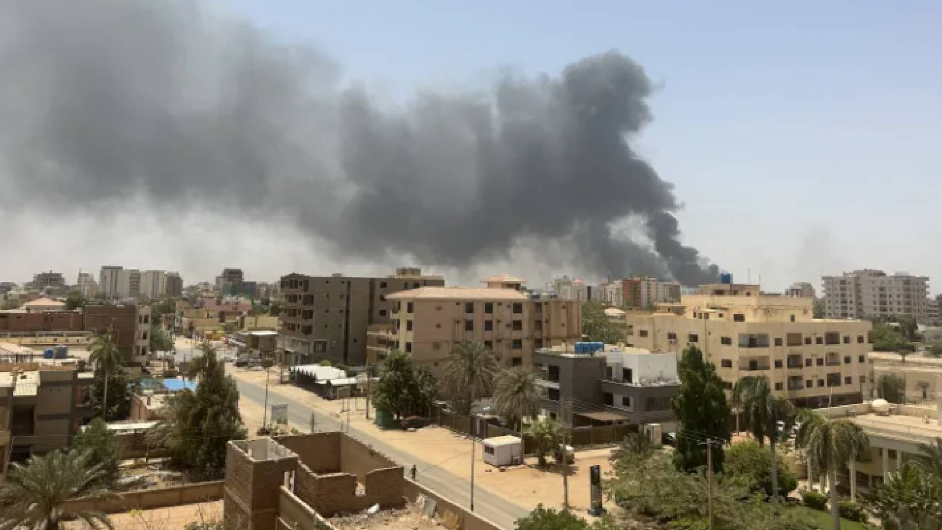 صورة أعمدة الدخان تتصاعد في السودان