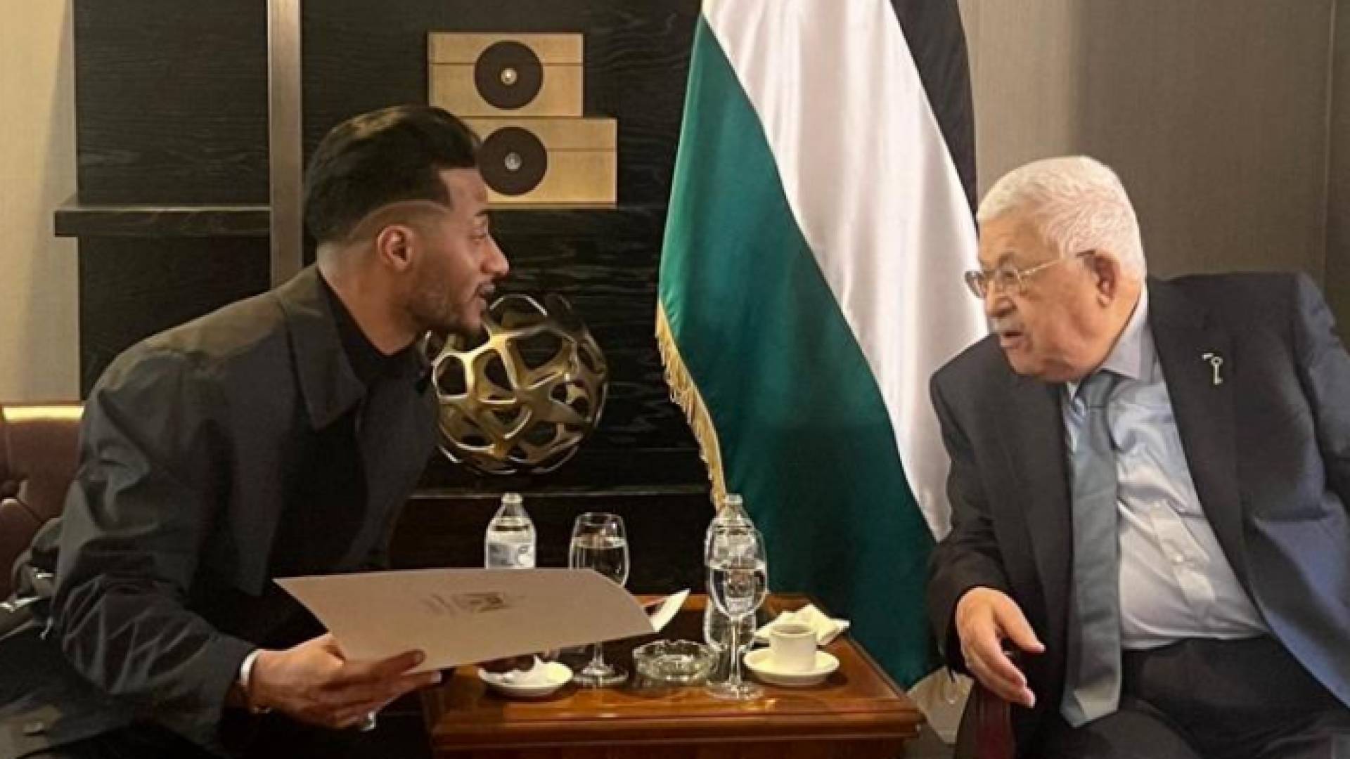 الرئيس الفلسطيني محمود عباس إلى جانبه الفنان المصري محمد رمضان