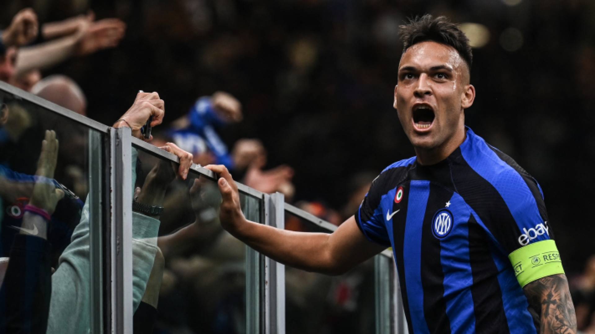 لاوتارو مارتينيز يحتفل بهدفه