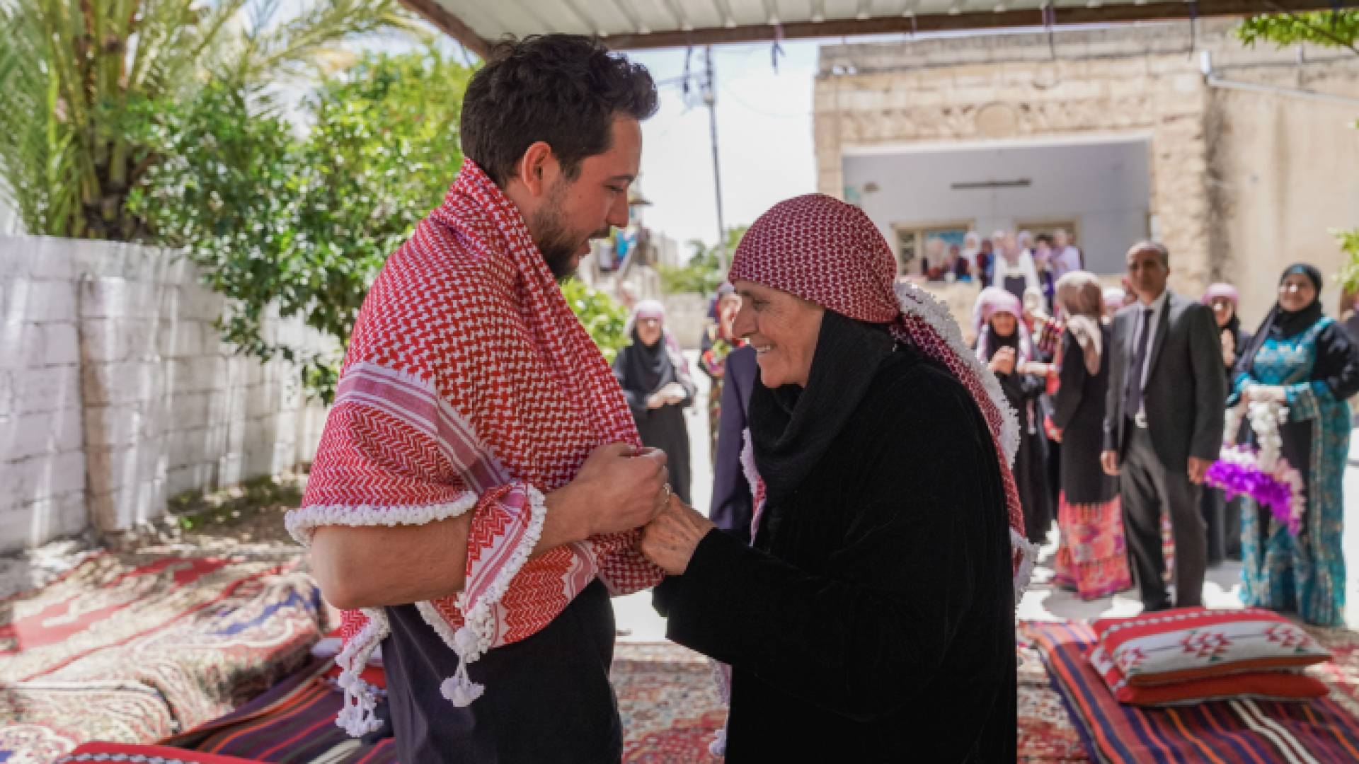 ولي العهد برفقة الحاجة أم مهند عبيدات