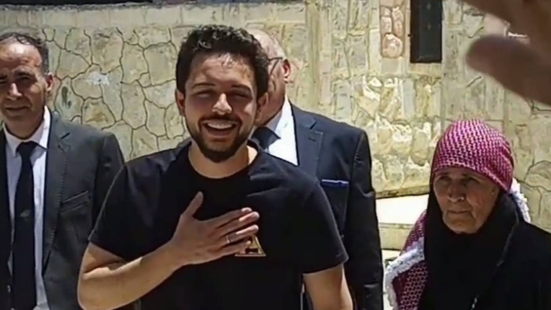 ولي العهد أثناء وصوله منطقة حرثا