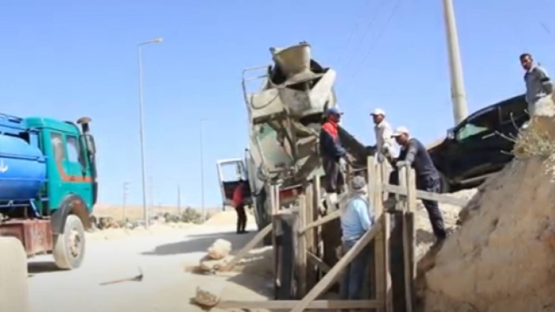 جانب من العمل في الطريق الملوكي