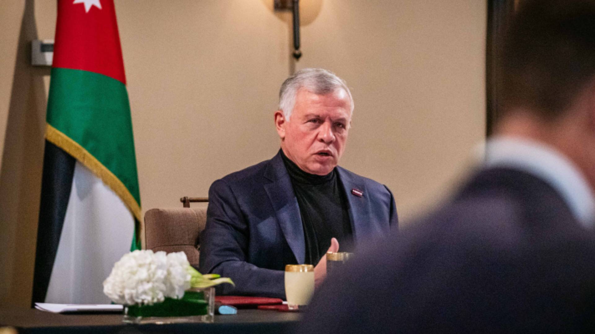 الملك أثناء حديثه مع ضباط من الملكية البريطانية