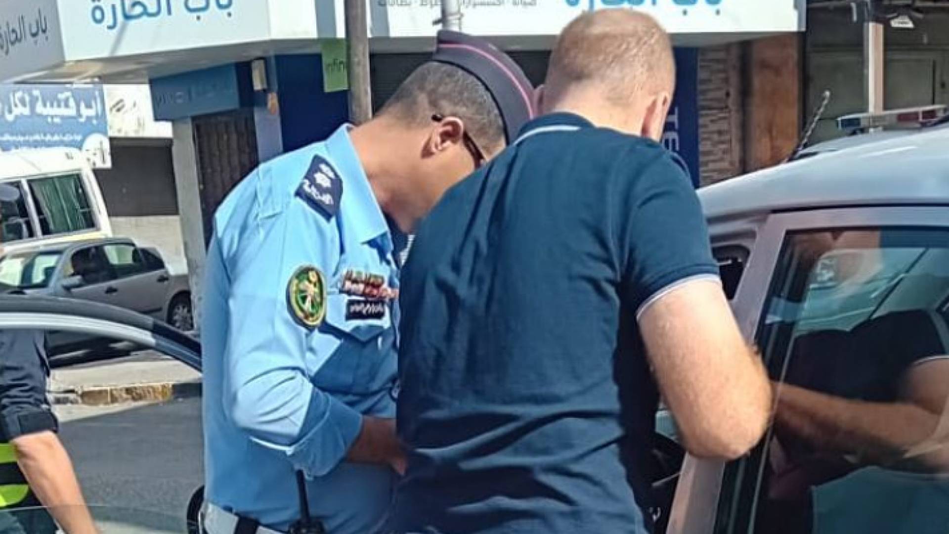 رجل الأمن أثناء قيامه بإسعاف السيدة