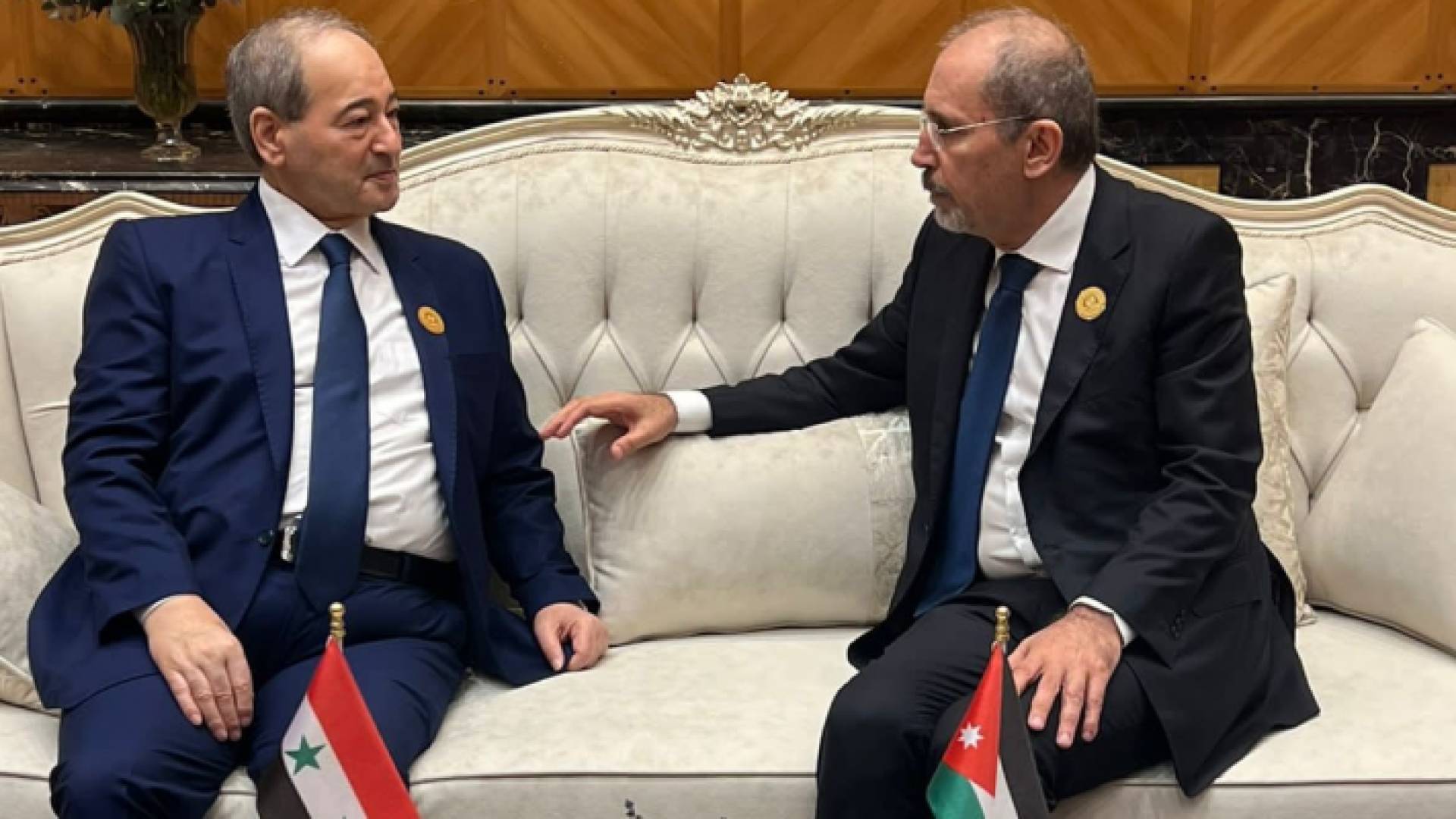 وزير الخارجية وشؤون المغتربين أيمن الصفدي أثناء محادثات مع نظيره السوري فيصل المقداد