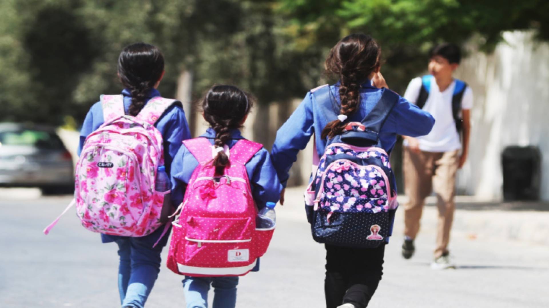 طلبة مدارس يحملون حقائب مدرسية "أرشيفية"