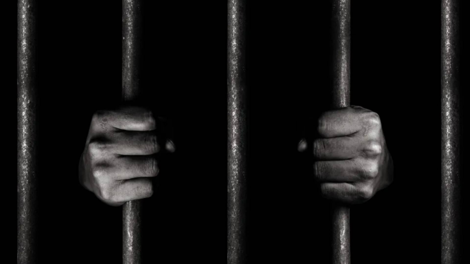 صورة تعبيرية لشخص خلف القبضان