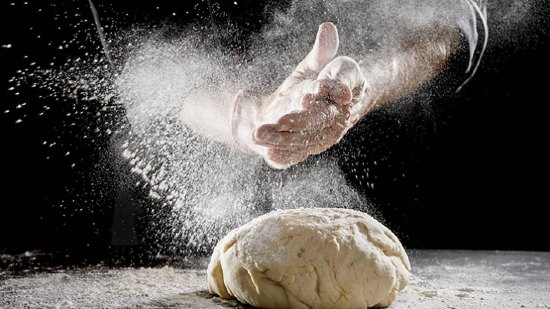 شخص يصنع الخبز