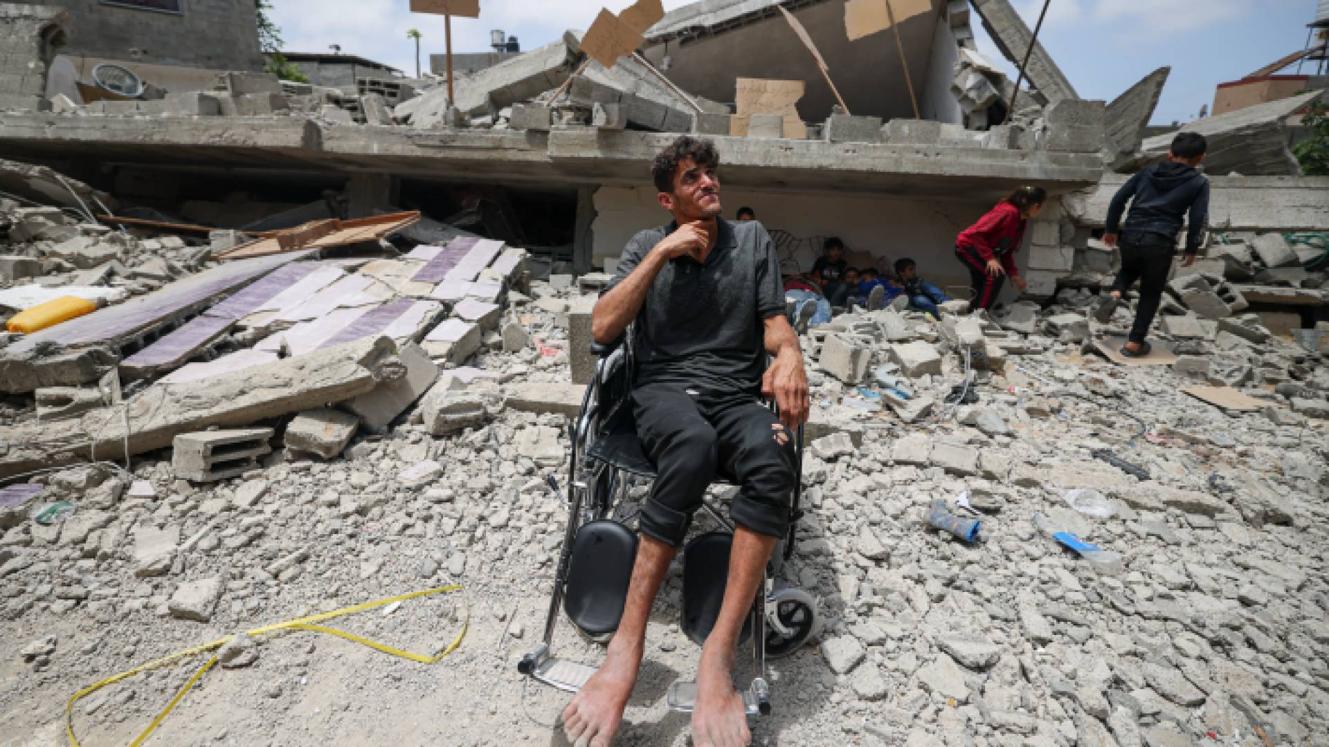 عائلة دمر منزلها في غزة