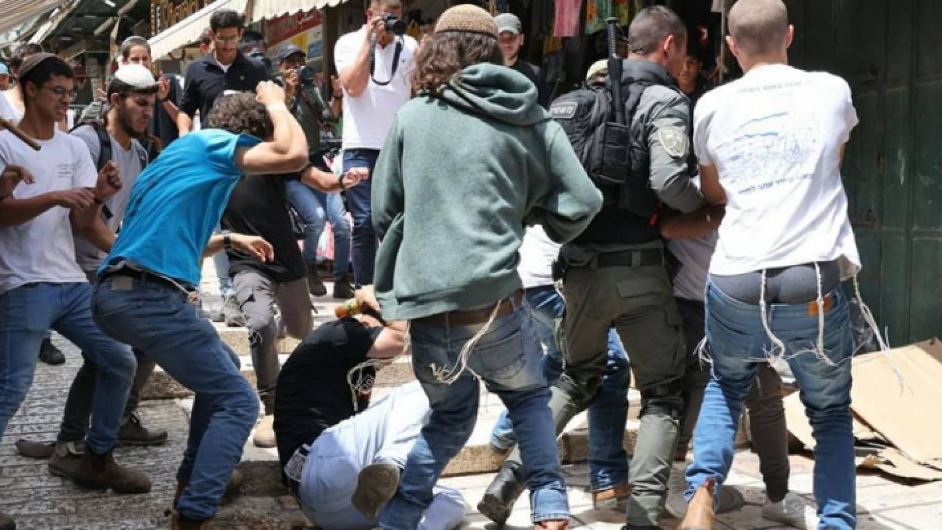 مستوطنون يعتدون على فلسطيني بوحشية في البلدة القديمة بالقدس