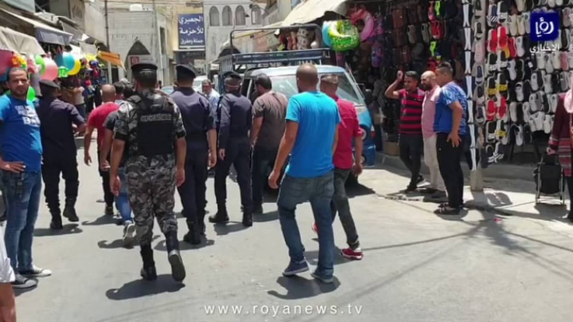 كوادر أمانة عمان وقوات الدرك في وسط البلد خلال تنفيذ حملة أمنية على البسطات