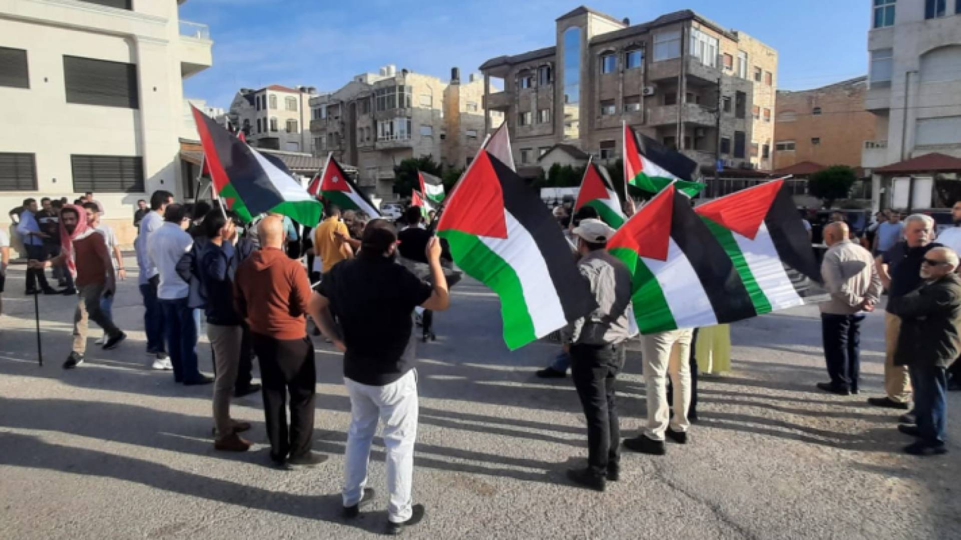مشاركون في الوقفة أمام سفارة الاحتلال يرفعون الأعلام الأردنية والفلسطينية