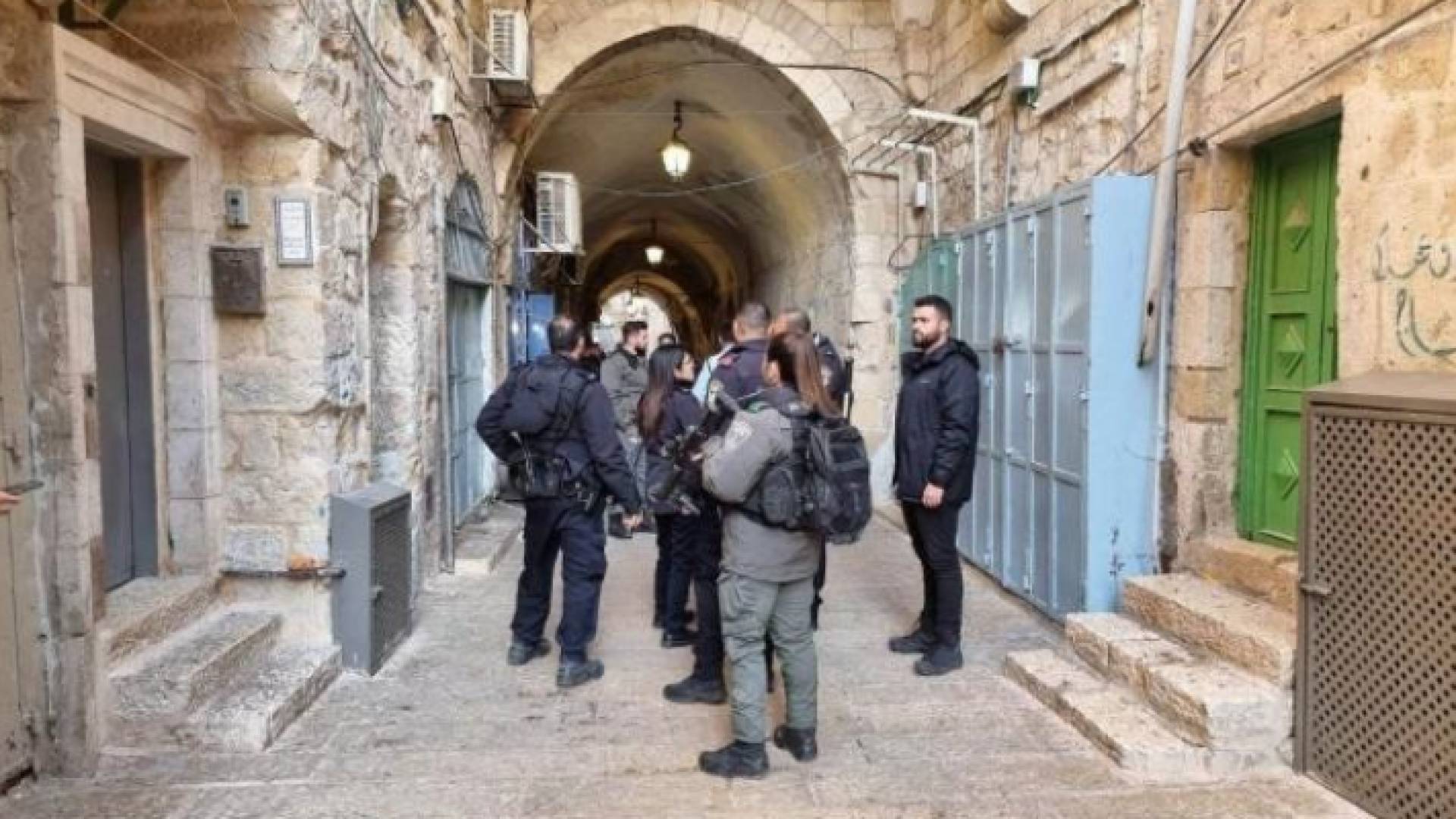 قوات الاحتلال أثناء إجبارها أصحاب المحلات عللاى إغلاقها في البلدة القديمة في القدس المحتلة