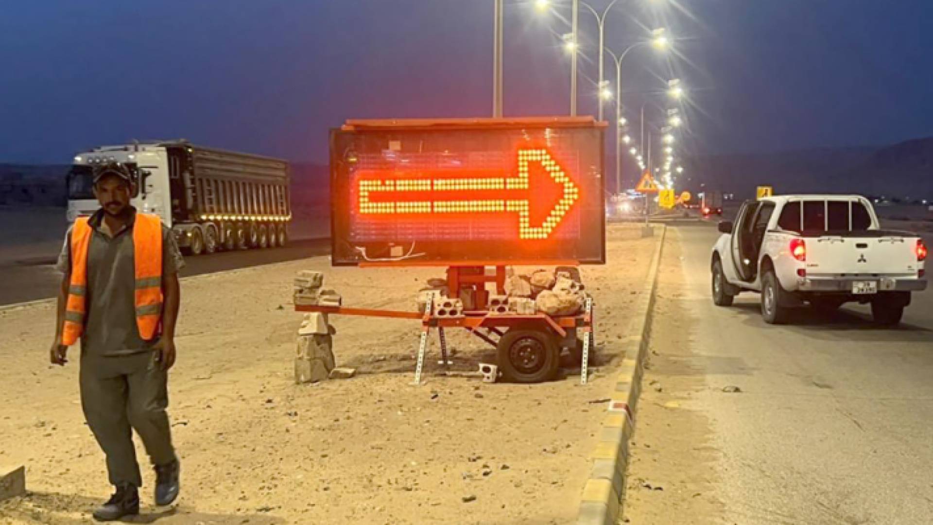 صورة مؤرشفة لتحويلات مرورية على الطريق الصحراوي