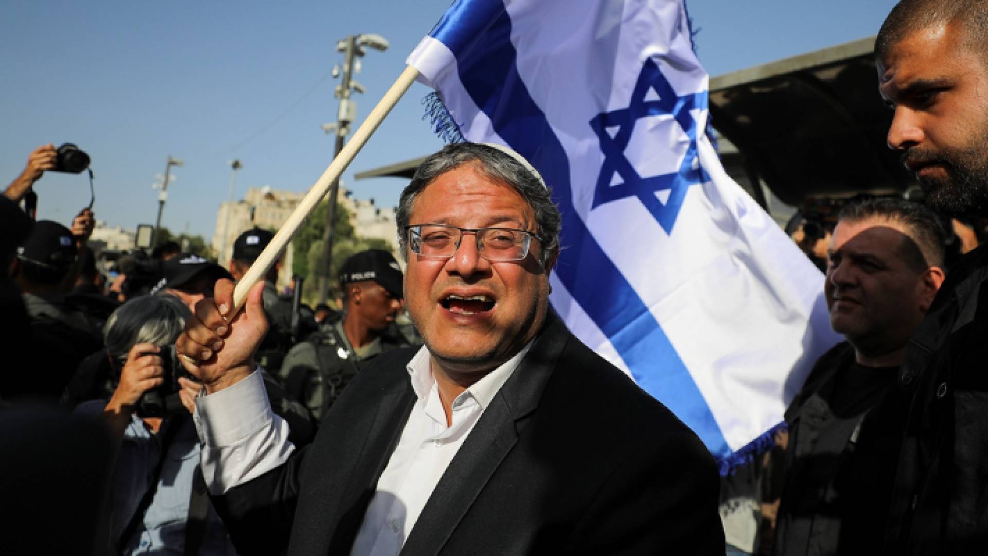 المتطرف إيتمار بن غفير خلال مشاركته في مسيرة الأعلام