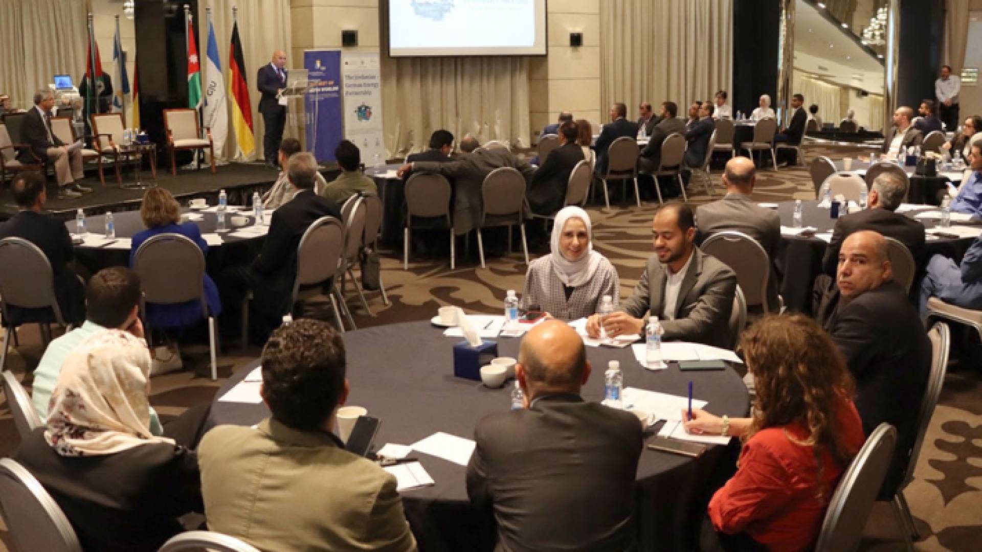 صورة خلال الندوة