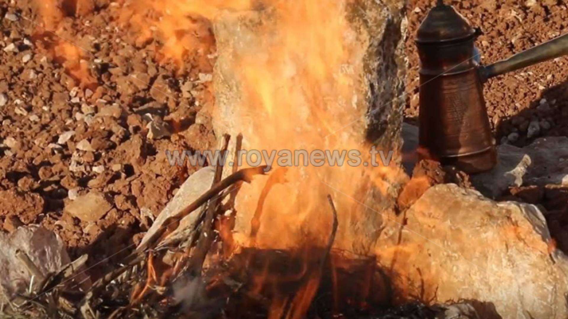 لهب النار في حفرة صغيرة لصناعة القهوة العربية عند البدو