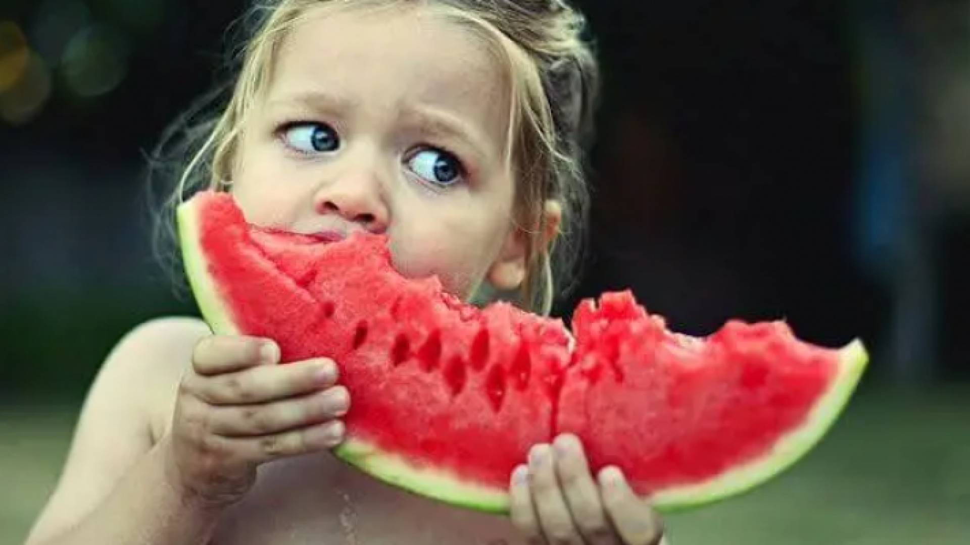 طفلة تأكل البطيخ