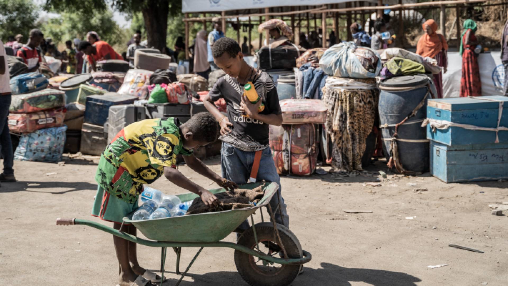 سودانيون هاربون من النزاع