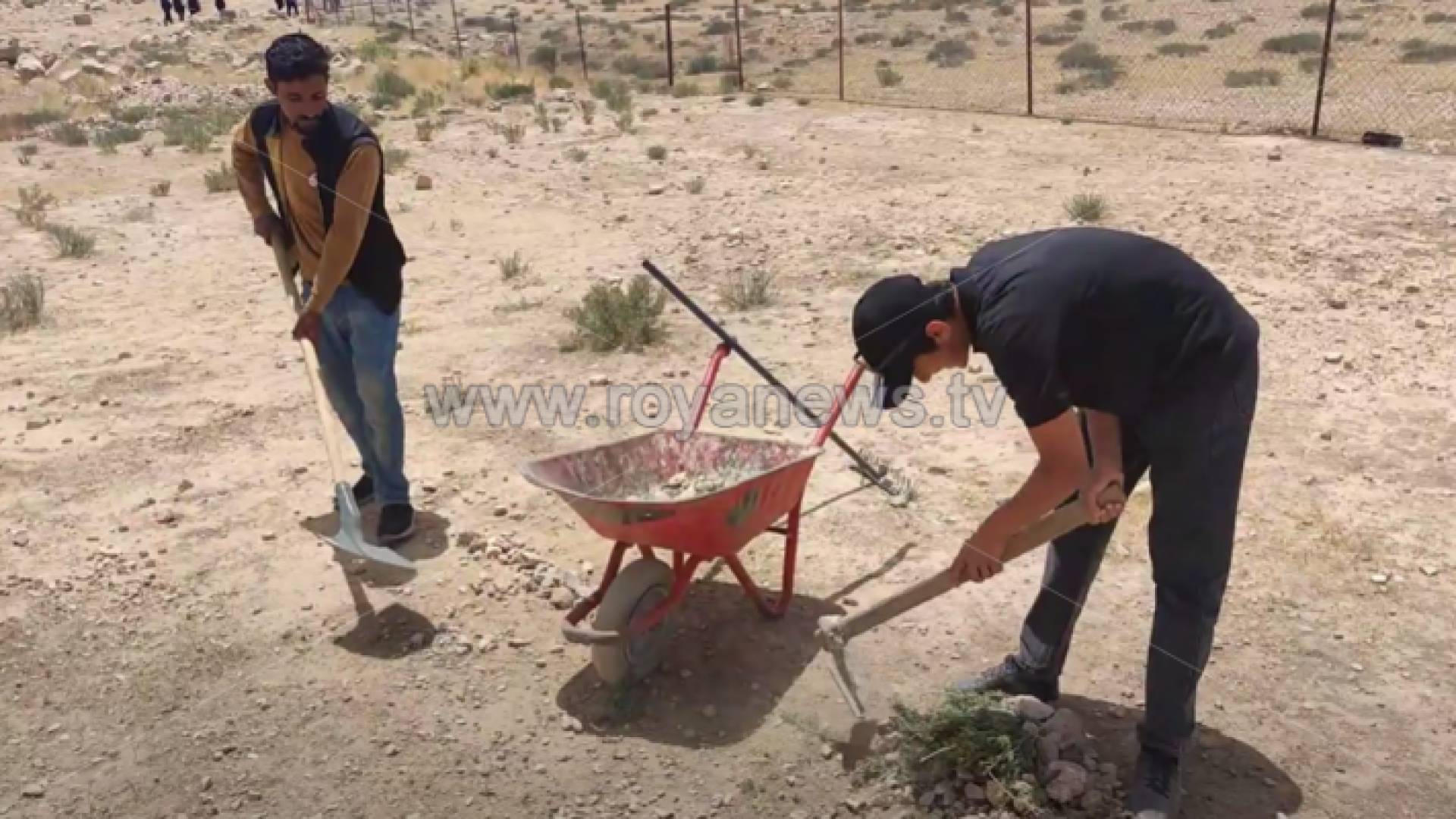 مشاركون في المبادرات يقومون بتنظيف مواقع أثرية