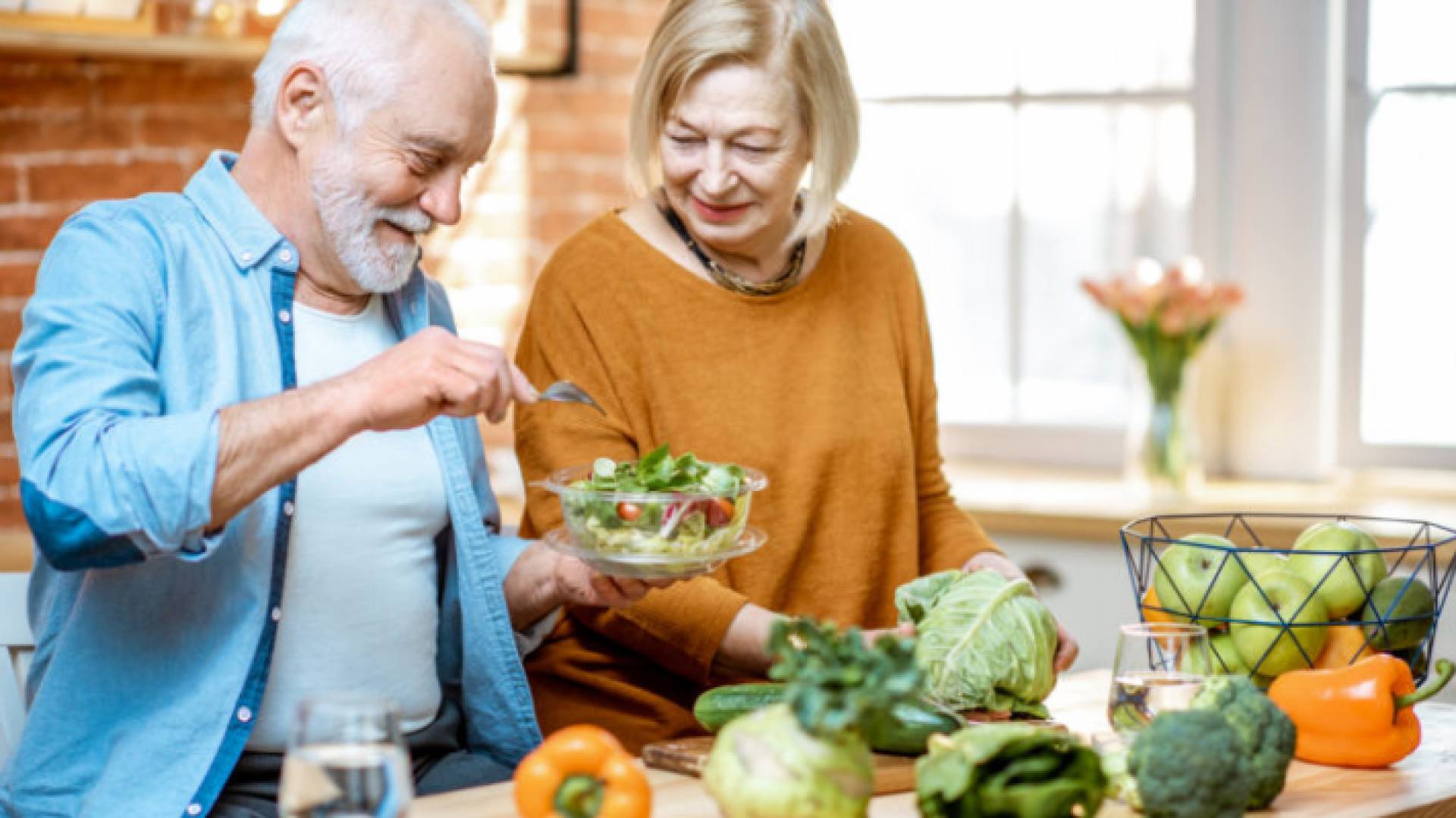 كبار السن يتناولون غذاء صحي