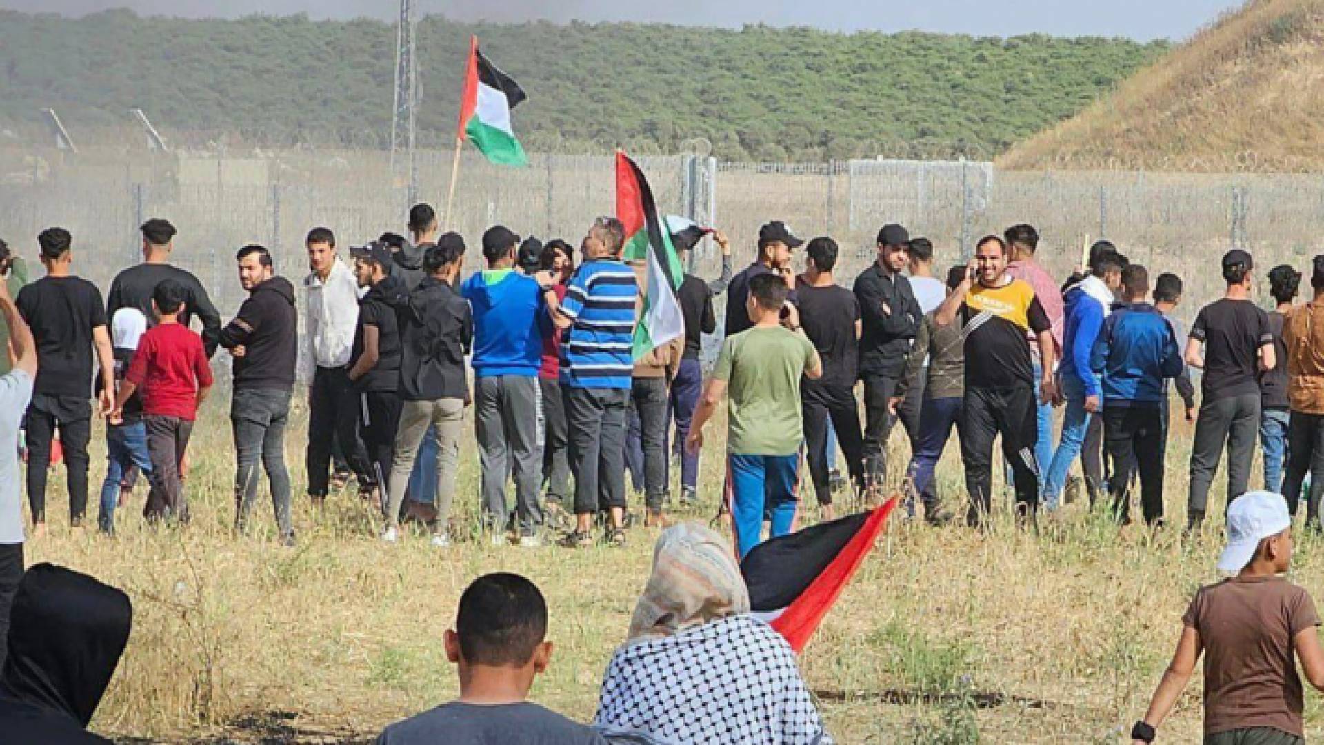 فلسطينيون أثناء توافدهم على الحدود الشرقية تنديدا بمسيرة الإعلام