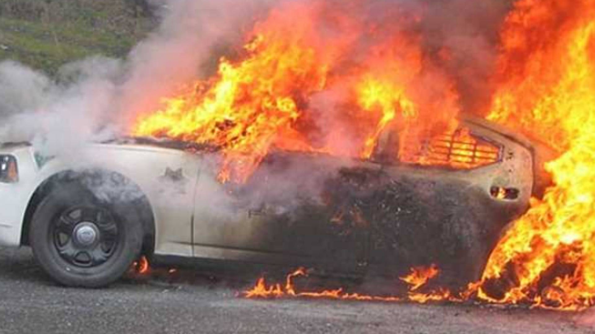 اشتعال النيران في سيارة - أرشيفية