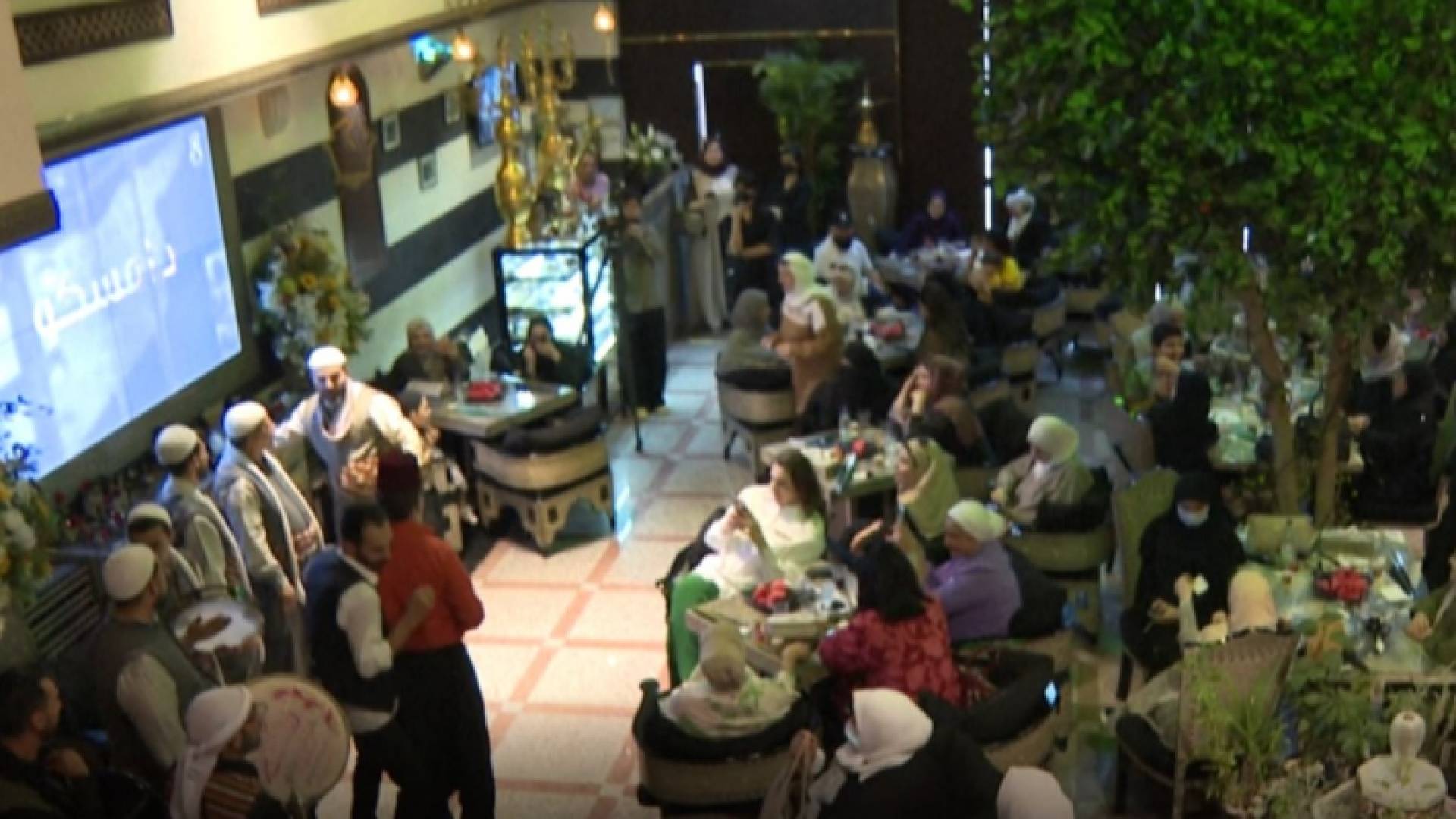 سوريون في أحد المقاهي السعودية