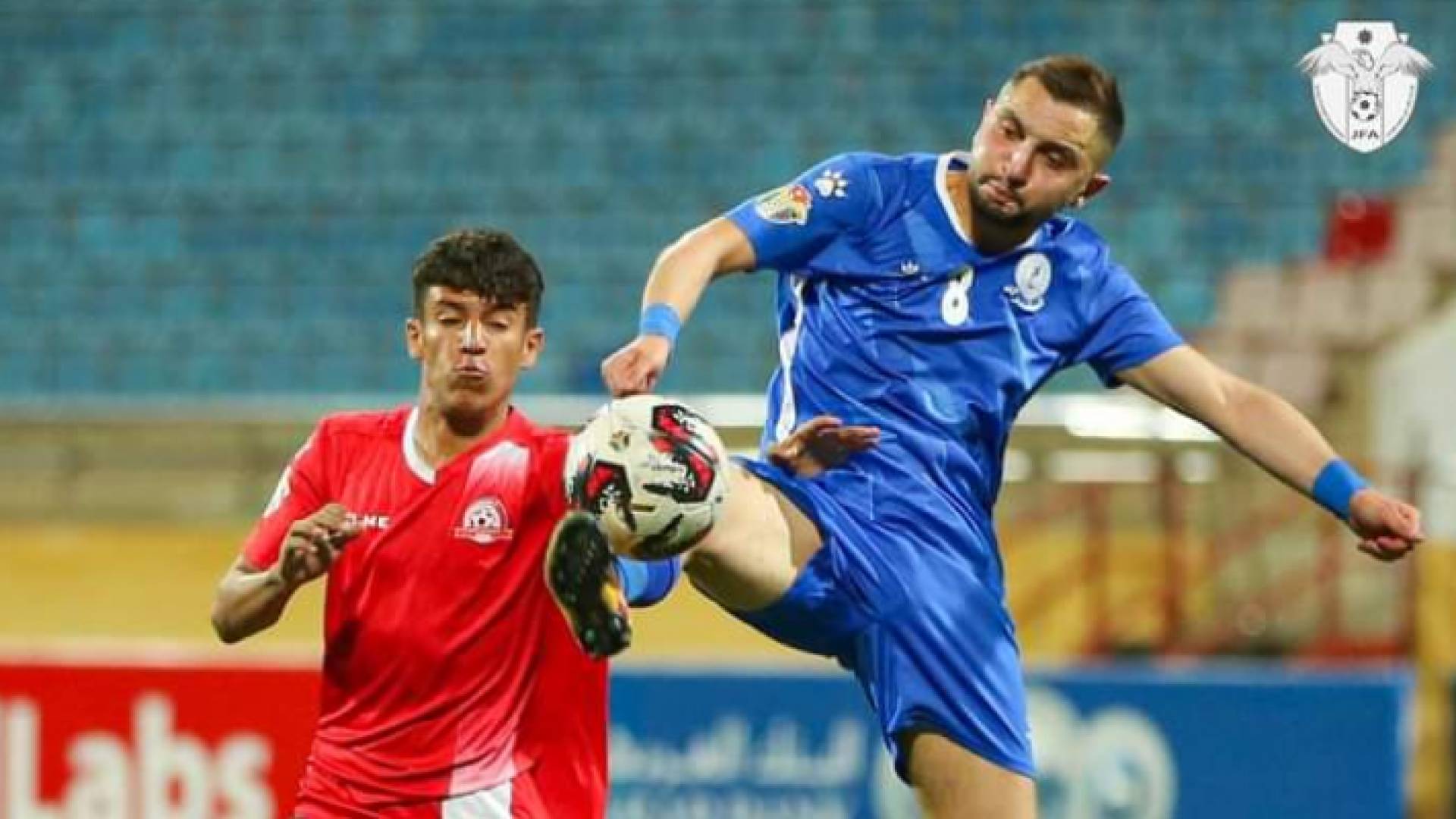 لاعبا الرمثا وشباب الأردن خلال مواجهة في مسابقة درع المئوية