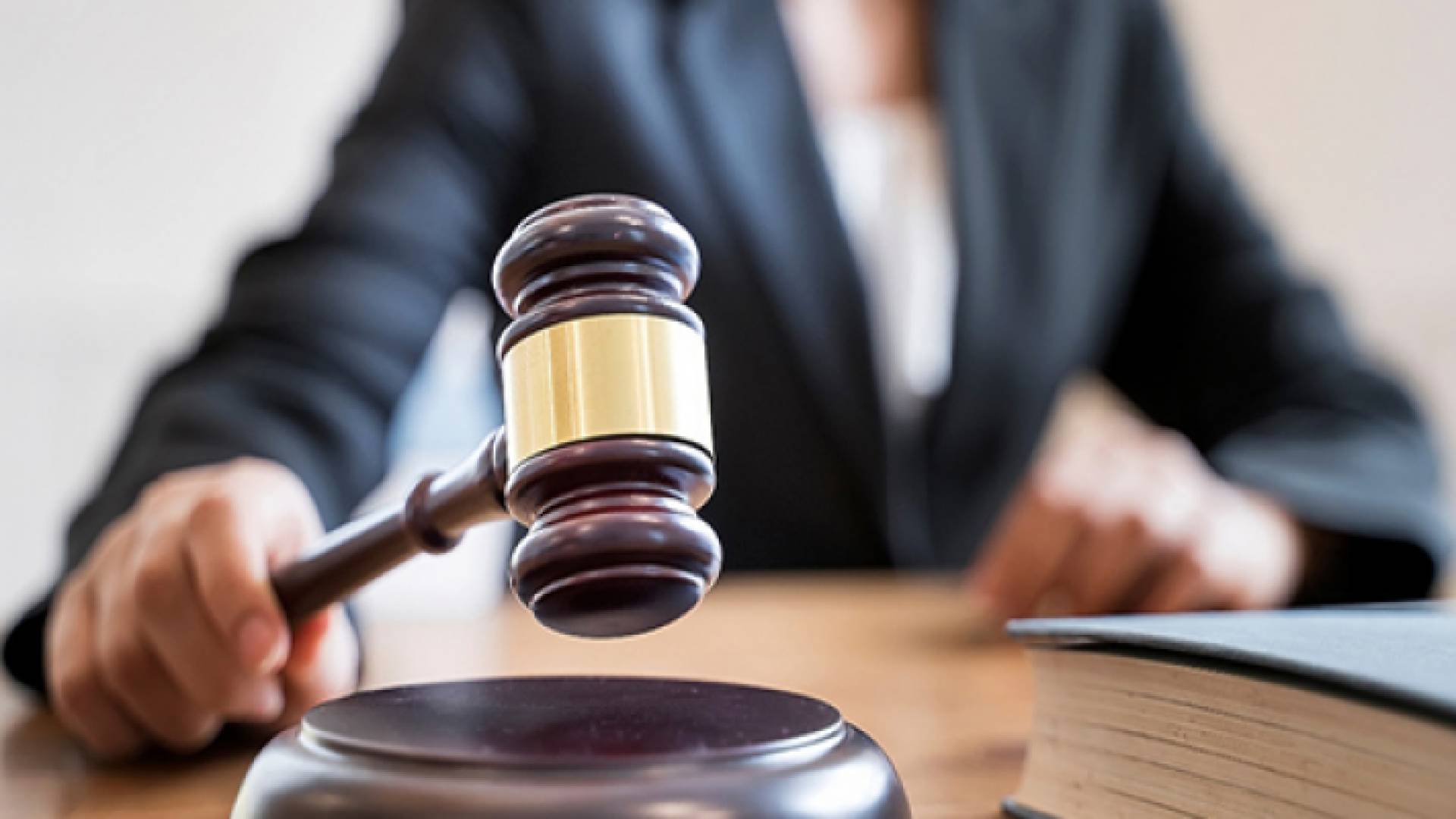 مطرقة قاض وسندان